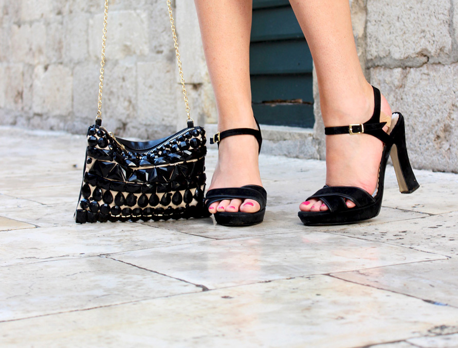 mustat sandaalit